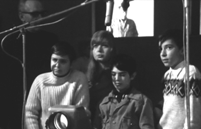 Režisér Radovan Kalina s dětskými dabéry ve studiu Sport v roce 1971 (Vladimír Očenášek, dívka?, Jan Ungr a Vladislav Beneš)