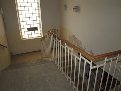 ... schodiště do patra s projekční kabinou a dříve i balkónem a lóžemi ...