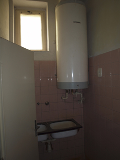 ... sociální zařízení (umyvadla, sprcha, WC) v patře pro promítače, WC dámské i pánské jsou i v přízemí ...